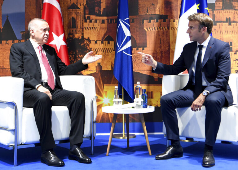 Η σταθερότητα στην ανατολική Μεσόγειο μεταξύ των θεμάτων που συζήτησαν Μακρόν – Ερντογάν κατά τη συνάντησή τους στο Βίλνιους