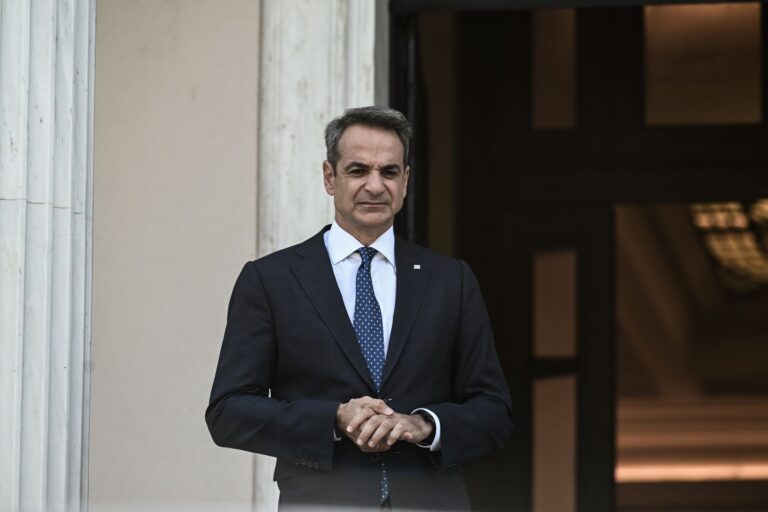 Πτώση καναντέρ: Στην κηδεία του ανθυποσμηναγού Π. Στεφανίδη ο Κυρ. Μητσοτάκης