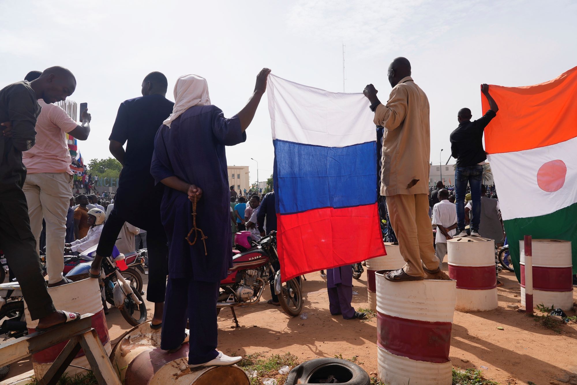 Νίγηρας: Ο μεταβατικός πρόεδρος του Τσαντ μεσολαβεί για να τερματιστεί η κρίση