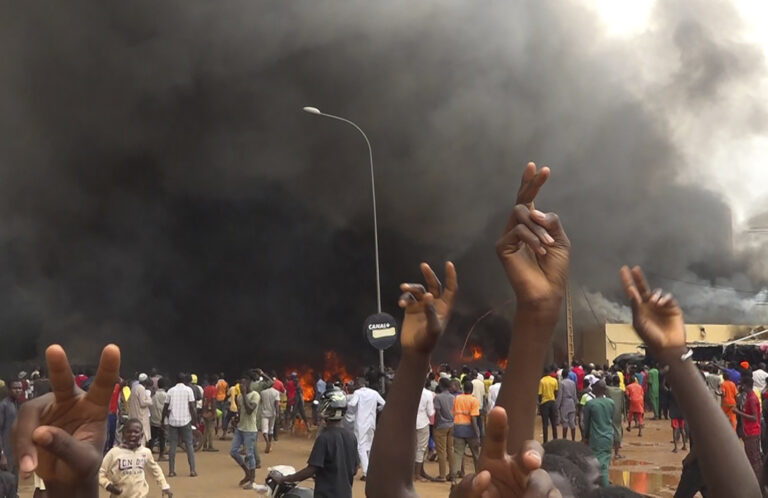 Οι χώρες της Δυτικής Αφρικής απειλούν τους πραξικοπηματίες του Νίγηρα με στρατιωτική επέμβαση
