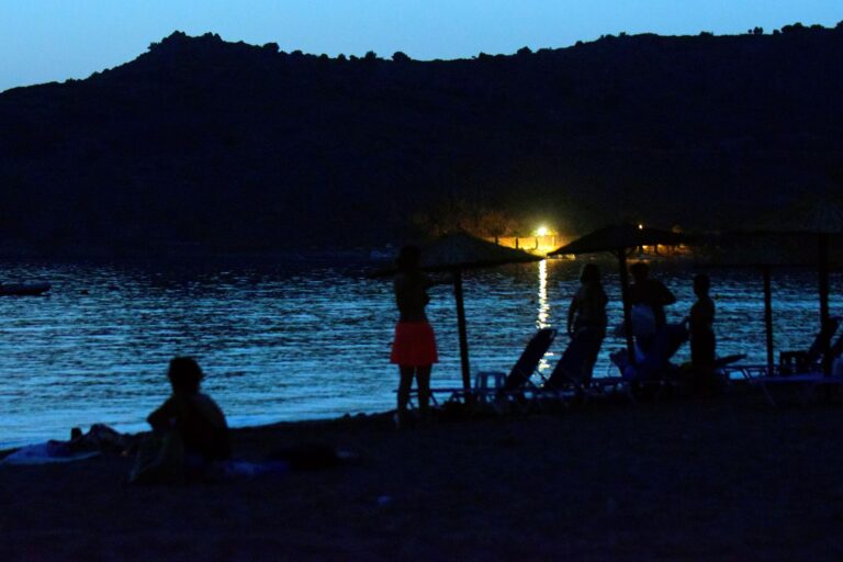 Καιρός – Meteo: Ο καύσωνας έφερε 30άρια σε 61 περιοχές το βράδυ – Οι 8 περιοχές με τις υψηλότερες θερμοκρασίες