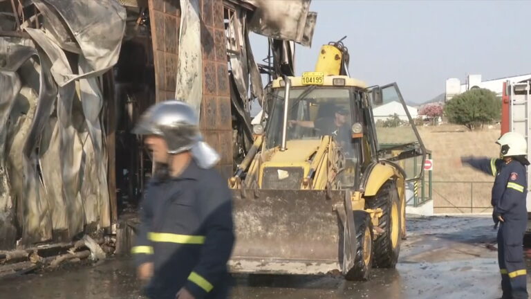 Υπό μερικό έλεγχο η φωτιά σε εργοστάσιο στα Οινόφυτα – Οι κάτοικοι πρέπει να μείνουν μέσα λόγω του τοξικού νέφους