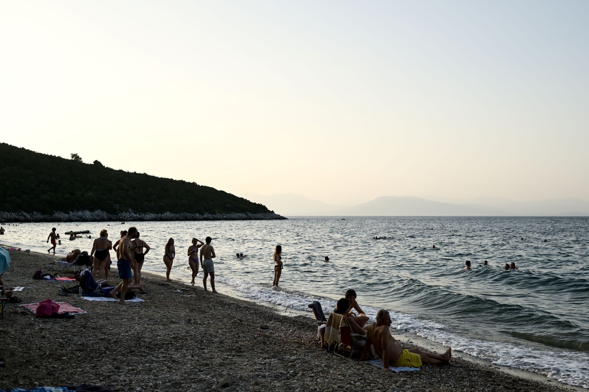 Καύσωνας: Ανάσες δροσιάς στις πλαζ – Νέα έκρηξη υδραργύρου στα μέσα της εβδομάδας – Μεγάλος κίνδυνος πυρκαγιών