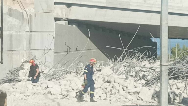 Πάτρα: Συνεχίζονται οι έρευνες στα συντρίμμια της γέφυρας που κατέρρευσε – Τρεις ανήλικοι μεταξύ των τραυματιών (βίντεο)