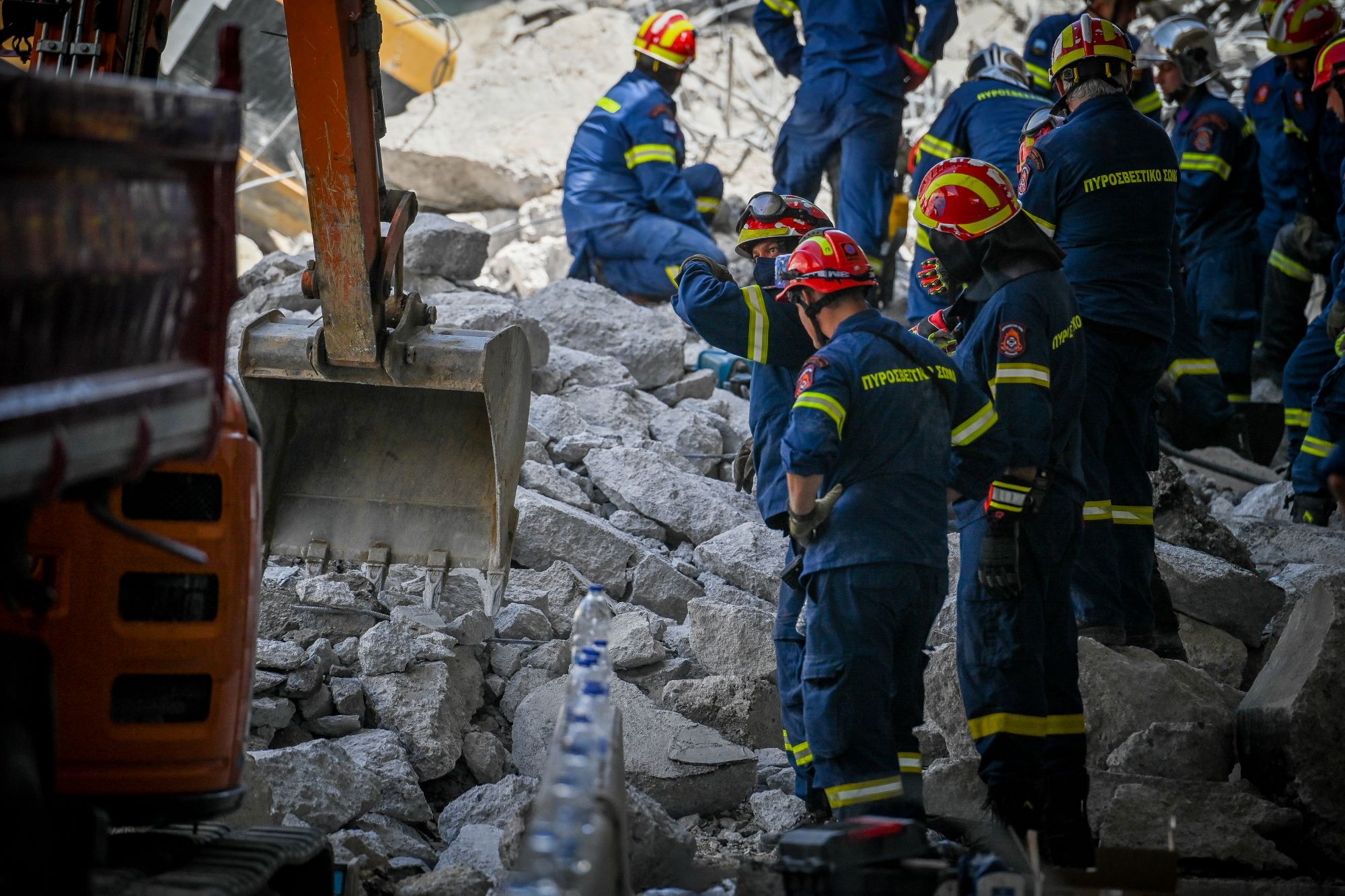 Πάτρα: Αγωνία στα χαλάσματα της γέφυρας που κατέρρευσε – Τέσσερις συλλήψεις, 1 νεκρός και 8 τραυματίες