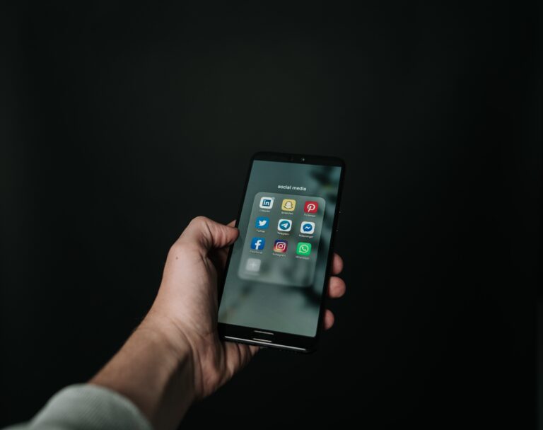 Τα social media παίζουν ρόλο σήμερα στη διάδοση και επιδείνωση επεισοδίων, όπως της Γαλλίας; 