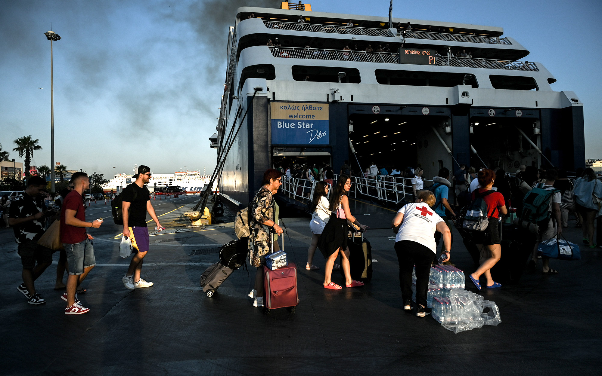 piraeus-exodus-Blue_Star-ΜΙΧΑΛΗΣ-ΚΑΡΑΓΙΑΝΝΗΣ-EUROKINISSI-alt