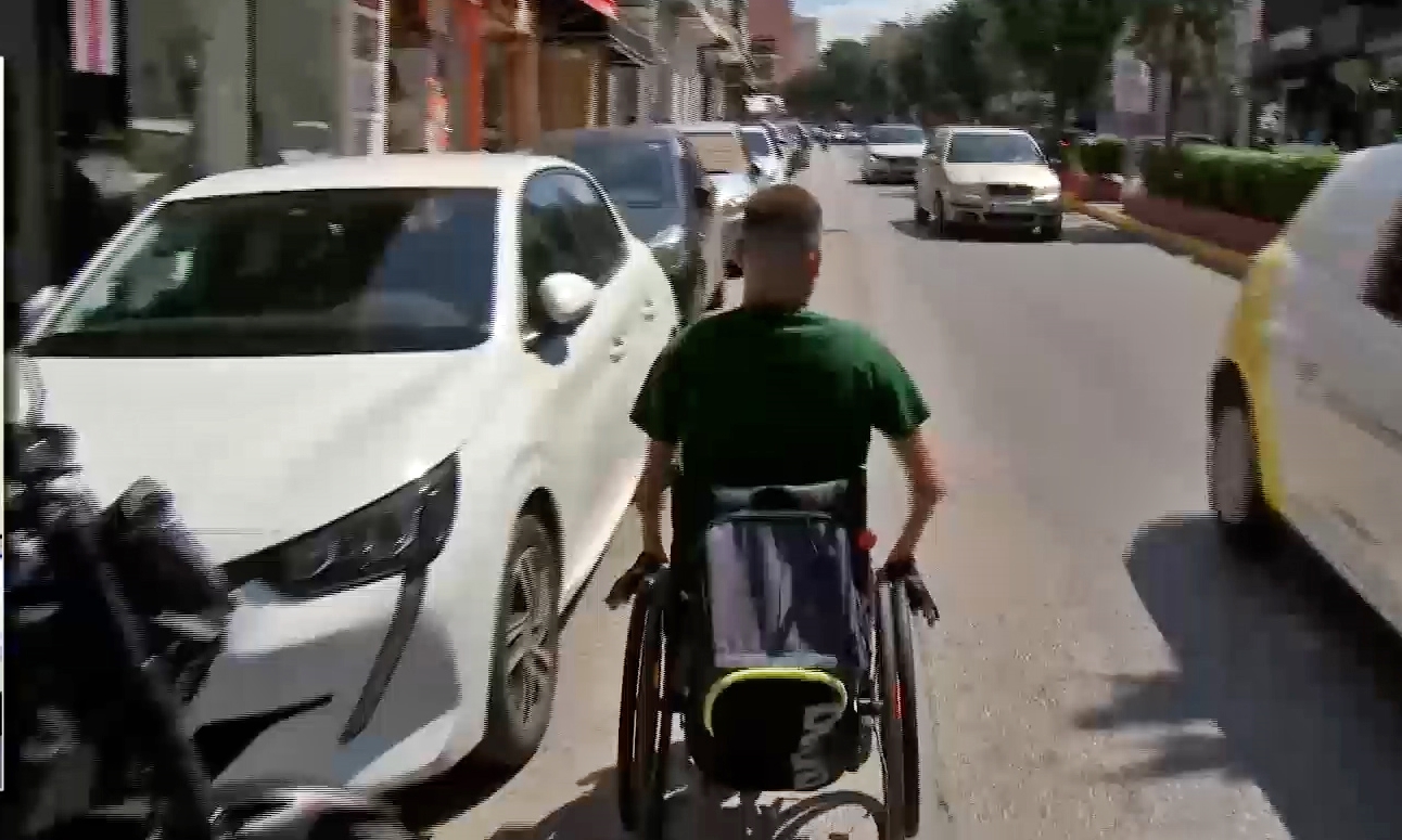 Ένθετο Προσβασιμότητα: Πώς είναι μια βόλτα για έναν άνθρωπο με κινητική βλάβη