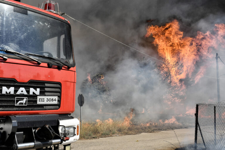 Λουτράκι – Στις αυλές των σπιτιών η φωτιά στον Αγ. Χαράλαμπο – Έφτασε στις γραμμές του Προαστιακού