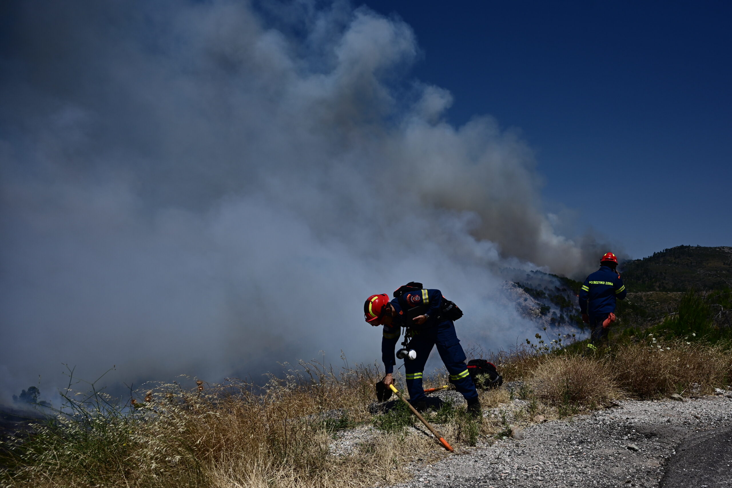 Θεσσαλονίκη: Δύο πυροσβέστες λιποθύμησαν κατά τη διάρκεια της κατάσβεσης της φωτιάς στον Προφήτη