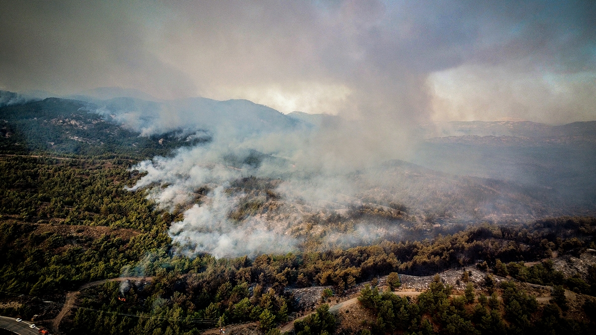 Γ. Χατζημάρκος, Περιφερειάρχης Ν. Αιγαίου για Ρόδο: Έχουν καεί 30.000 στρέμματα παρθένου δάσους – Εφικτή η οριοθέτηση της φωτιάς