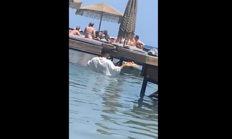 Παρέμβαση Γεωργιάδη για συνθήκες εργασιακής εκμετάλλευσης σε beach bar της Ρόδου – Σερβίρουν πελάτες μέσα στη θάλασσα