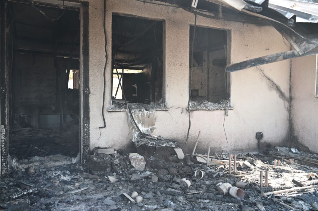 Εικόνες από τις καταστροφές σε σπίτια σε Ανάβυσσο, Λαγονήσι και Σαρωνίδα