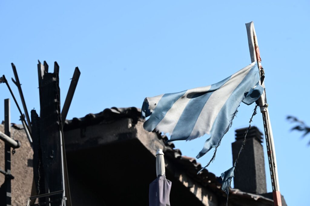 Εικόνες από τις καταστροφές σε σπίτια σε Ανάβυσσο, Λαγονήσι και Σαρωνίδα