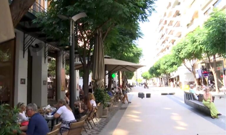 Εργασία…μετ’ εμποδίων λόγω καύσωνα στο κέντρο της Θεσσαλονίκης