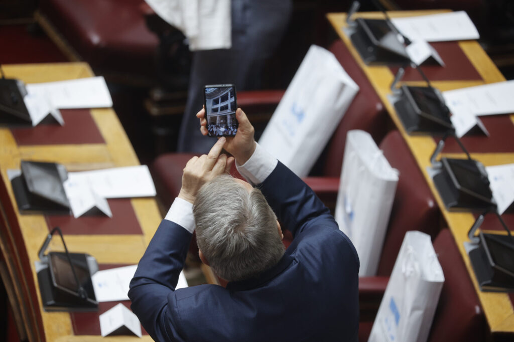 Η νέα χωροταξία της Βουλής – Χαμόγελα, selfies, πηγαδάκια, αλλά και στιγμές αμηχανίας