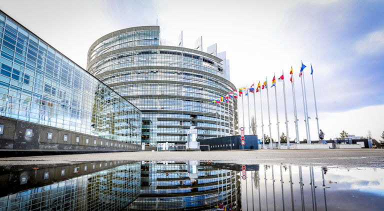 Ευρωπαϊκό Κοινοβούλιο: Ενέκρινε την οδηγία «για την προστασία των δημοσιογράφων στην ΕΕ από καταχρηστικές αγωγές»