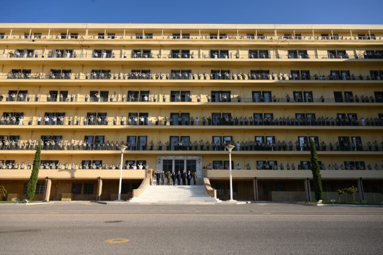 Τελετή-φόρος τιμής στη μνήμη των δύο πεσόντων αεροπόρων μας – Δένδιας: Τους απονέμεται ο βαθμός αντιπτεράρχου