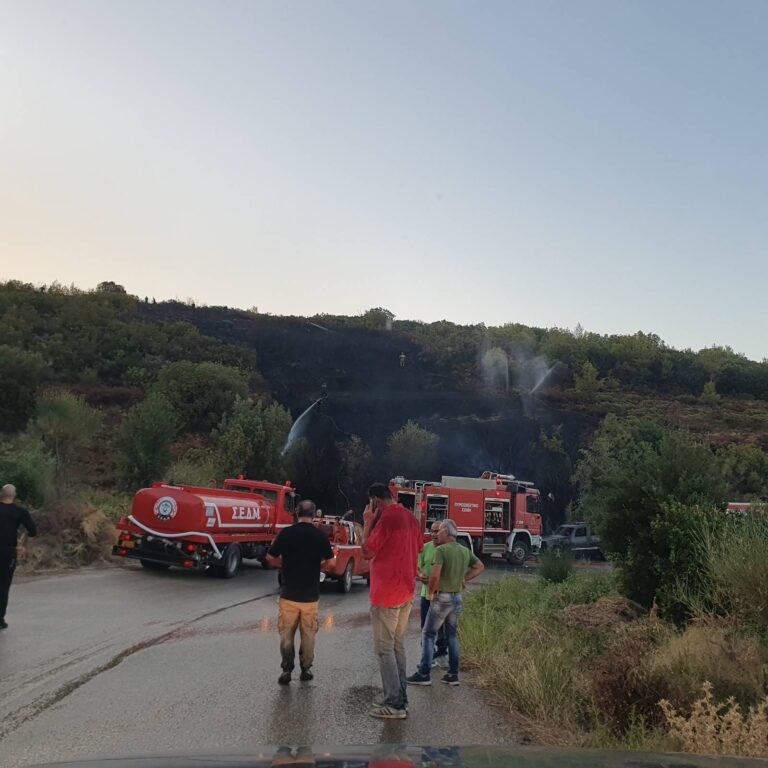 Οριοθετήθηκε η φωτιά στον Βαρνάβα Αττικής – Φέρεται να ξεκίνησε από φλεγόμενο όχημα