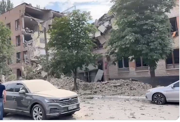 Τέσσερις νεκροί και 43 τραυματίες από ρωσική επίθεση στην πόλη Κριβί Ριχ – Έρευνες για εγκλωβισμένους στα ερείπια