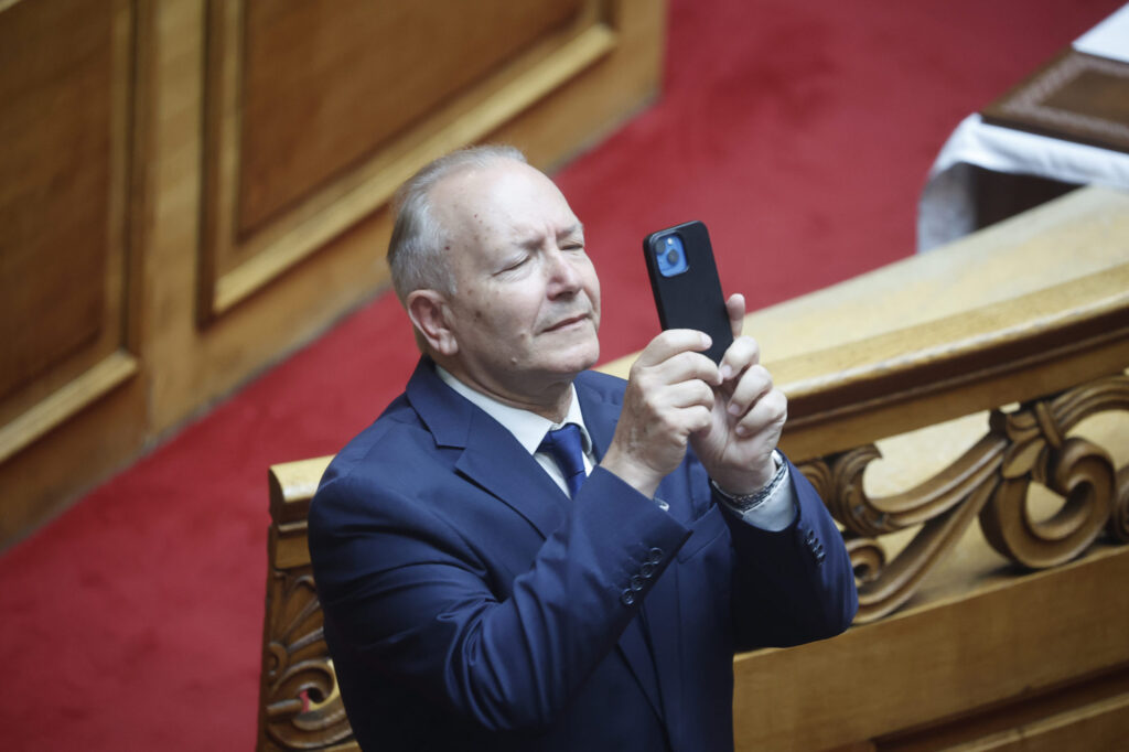 Η νέα χωροταξία της Βουλής – Χαμόγελα, selfies, πηγαδάκια, αλλά και στιγμές αμηχανίας