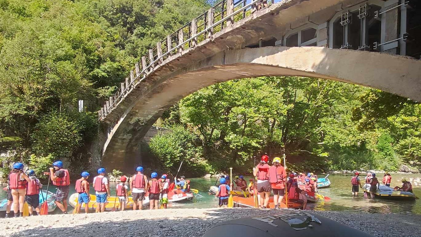 Ιωάννινα: Βουτιές και ράφτινγκ στο Βοϊδομάτη, στο δροσερότερο ποταμό της Ευρώπης (βίντεο)