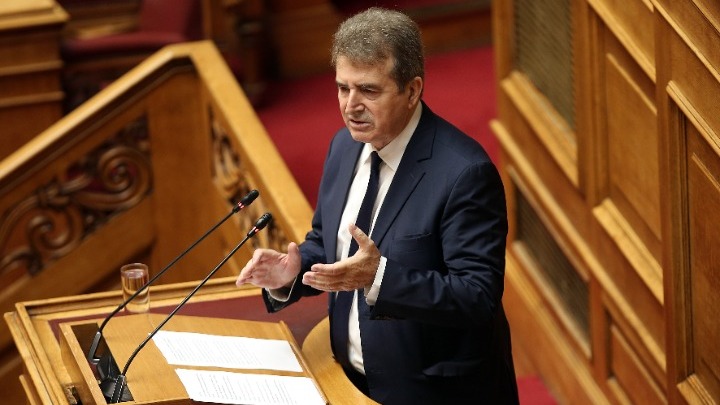 Μ. Χρυσοχοΐδης: Η κυβέρνηση προσπαθεί να καλύψει έκτακτες ανάγκες στο ΕΚΑΒ – Αντιπαράθεση για τα εμβόλια κατά του κορονοϊού 
