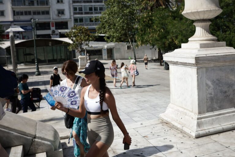Καύσωνας: «Ανάσα» με μικρή πτώση της θερμοκρασίας – Από την Τρίτη το τρίτο κύμα με 44άρια