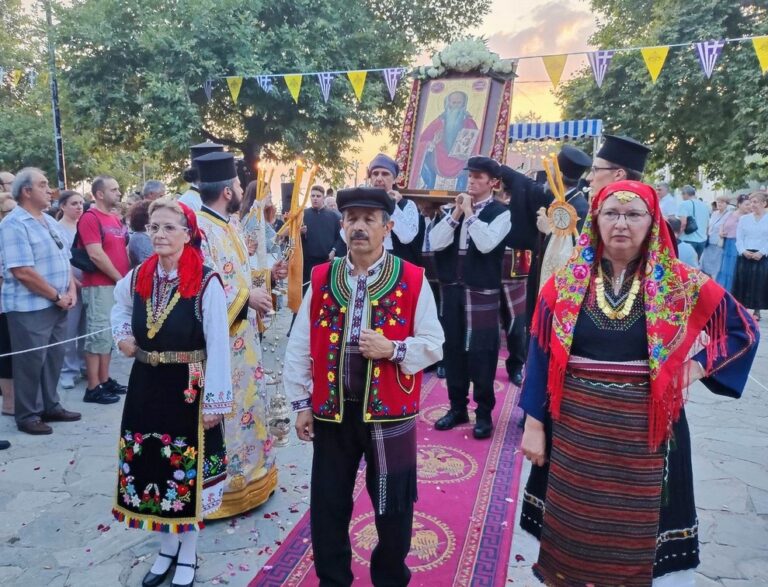 Με συγκίνηση υποδέχθηκαν στην Μαρώνεια την Θαυματουργή Εικόνα του Αγίου Χαραλάμπους