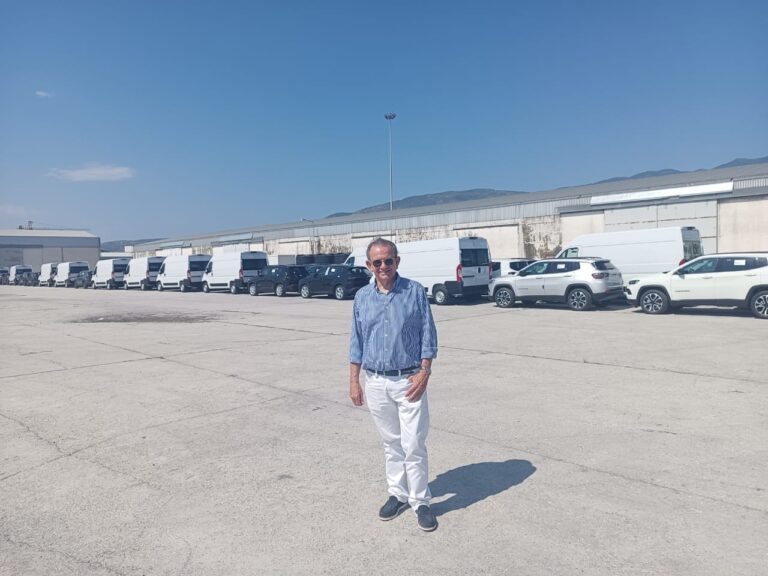 Εκατοντάδες καινούργια αυτοκίνητα στο λιμάνι του Βόλου