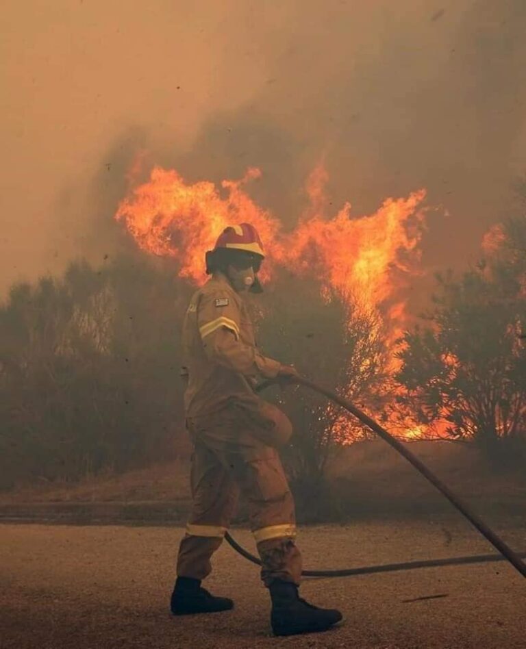 Υπό έλεγχο η πυρκαγιά στον Κρουσώνα Ηρακλείου – Δείτε εικόνες