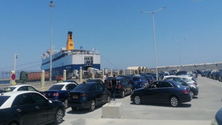 Απέκλεισαν το λιμάνι οι ταξιτζήδες της Ρόδου – Εμπόδισαν αποβίβαση αυτοκινήτων της Uber – Τρεις συλλήψεις
