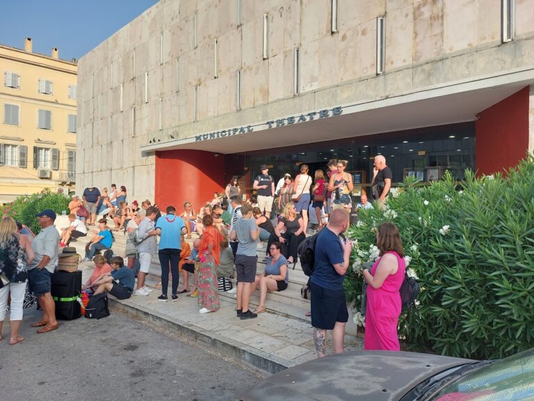 Κέρκυρα: Σε Δημοτικό Θέατρο, πρώην Νομαρχία και ΟΛΚΕ οι απομακρυθέντες λόγω της φωτιάς