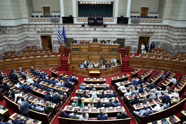 Βουλή: Στην Ολομέλεια τα νομοσχέδια για ψήφο αποδήμων και νέο μισθολόγιο στο δημόσιο και φοροαπαλλαγές