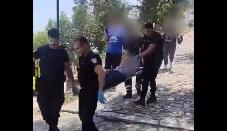 Kαύσωνας Κλέων: Τουρίστρια κατέρρευσε στην Ακρόπολη – ΕΚΑΒ και αστυνομία την πήραν με φορείο (video)