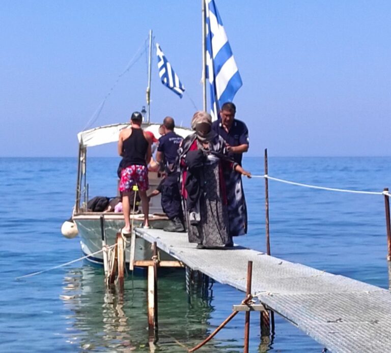Λέσβος: Απεγκλωβισμός προσφύγων και μεταναστών από βραχώδη ακτή στο Πλωμάρι