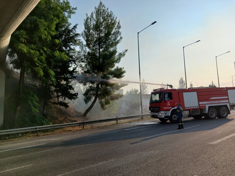 Υπό μερικό έλεγχο η φωτιά σε χαμηλή βλάστηση στον Ασπρόπυργο