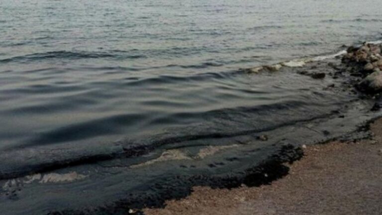 Χαλκιδική: Θαλάσσια ρύπανση στο Πόρτο Κουφό από βυτίο γεμάτο με λάδια
