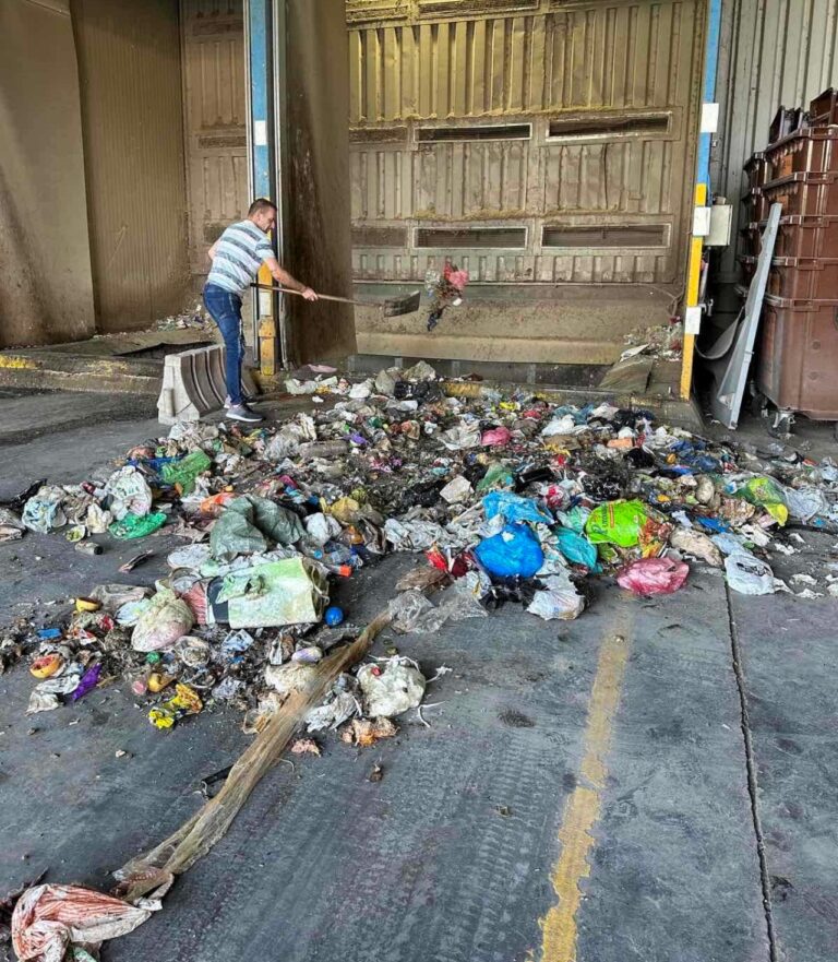 Θεσσαλονίκη: Χρυσοχόος πέταξε στα σκουπίδια σακούλα με κοσμήματα- Του τα επέστρεψαν εργαζόμενοι στην καθαριότητα