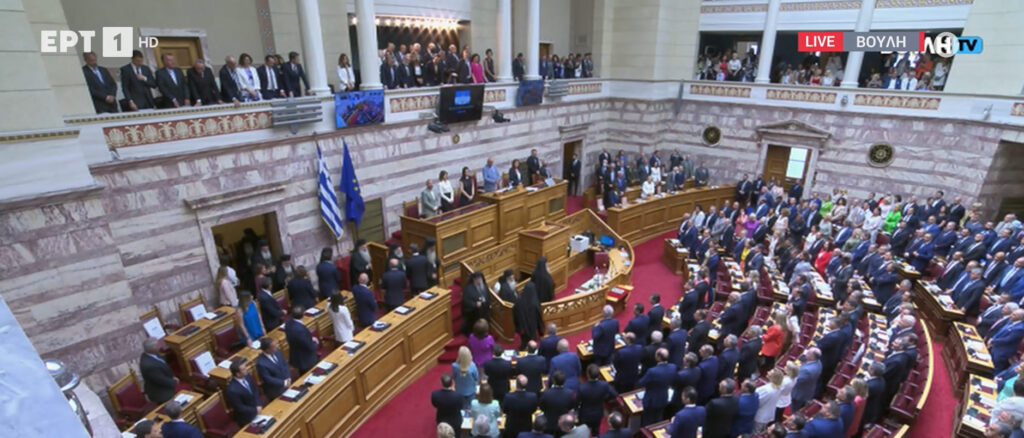 Live: Ορκίζεται η νέα Βουλή