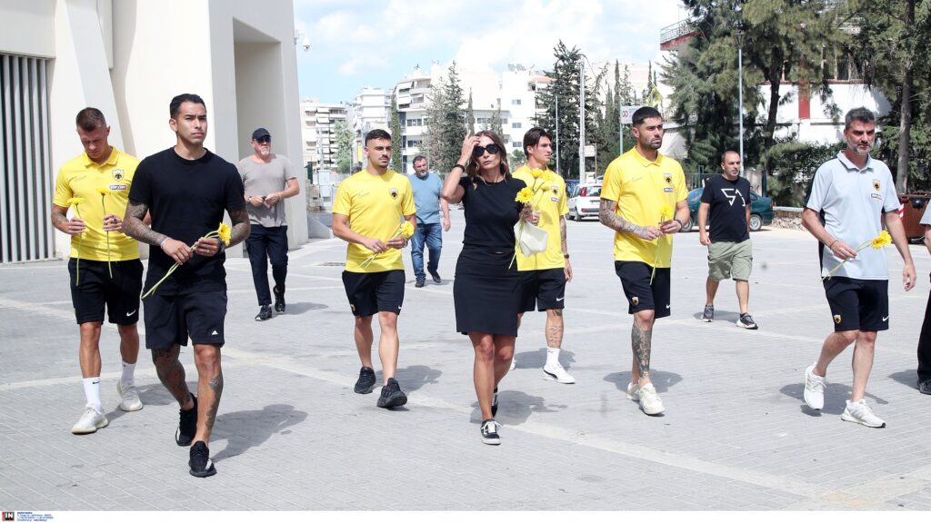 Φόρος τιμής από τους ποδοσφαιριστές και τη διοίκηση της ΠΑΕ ΑΕΚ στον 29χρονο Μιχάλη