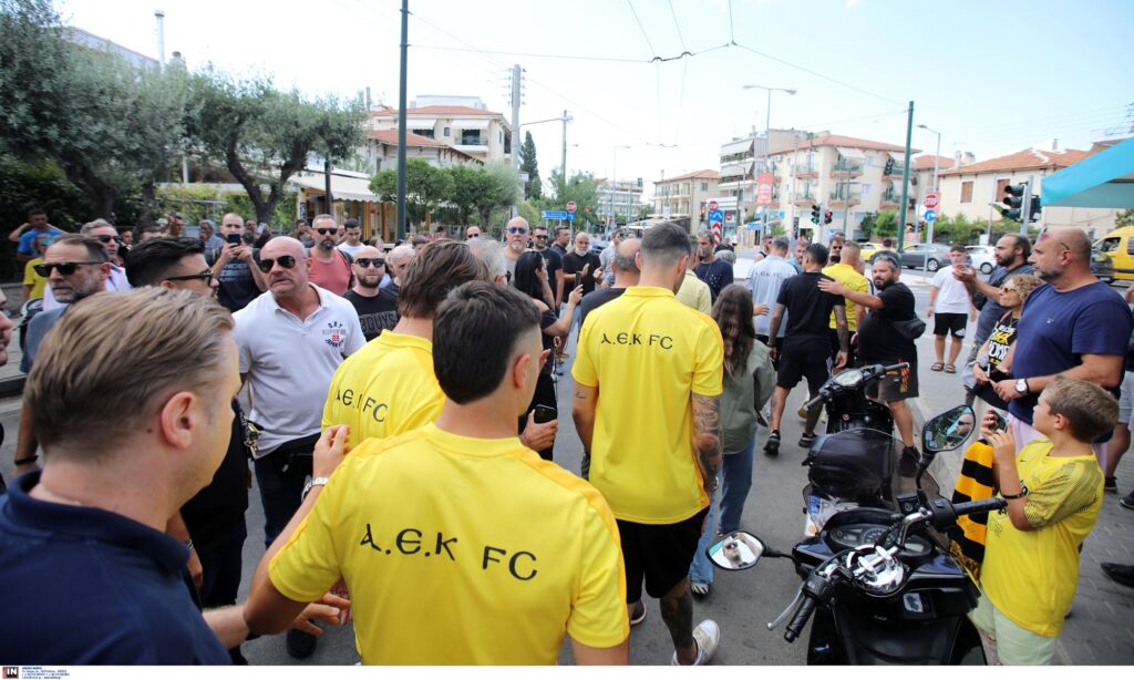 Φόρος τιμής από τους ποδοσφαιριστές και τη διοίκηση της ΠΑΕ ΑΕΚ στον 29χρονο Μιχάλη