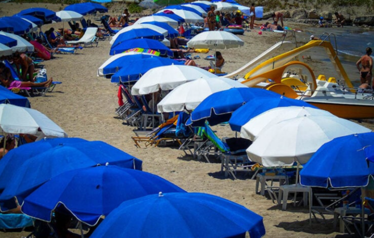 Χαλκιδική: Ένταση και διαμαρτυρίες κατοίκων λόγω απομάκρυνσης των “κλειδωμένων” ομπρελών τους από την παραλία