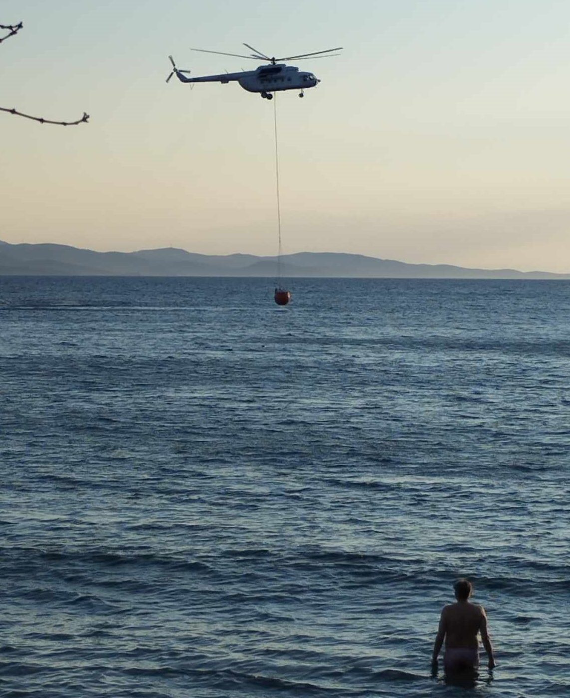 Λέσβος: Υπό μερικό έλεγχο η φωτιά στο Μόλυβο (φωτό-βίντεο)