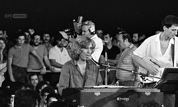 Στιγμιότυπο από συναυλία του Λουκιανού Κηλαηδόνη στον Λυκαβηττό, το 1982
