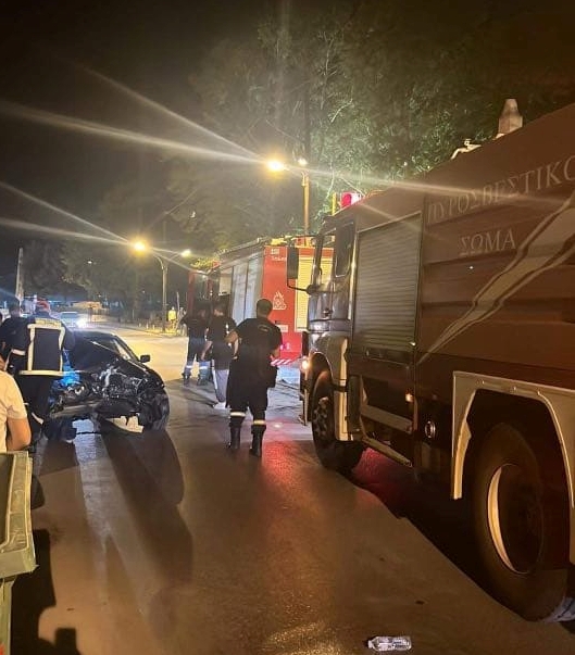 Τρίκαλα: Αυτοκίνητο προσέκρουσε σε τοίχο σπιτιού σε πολυσύχναστο σημείο