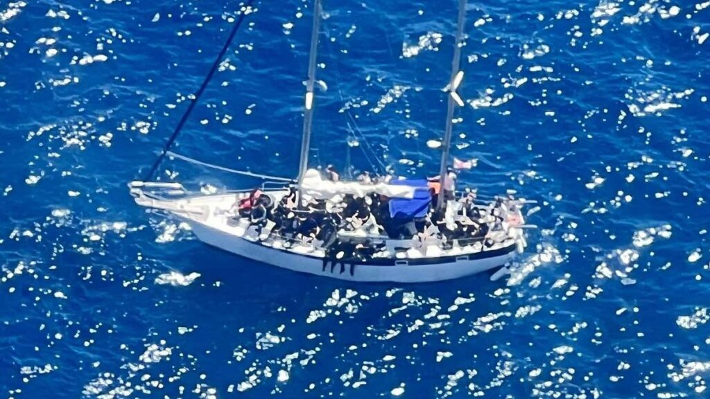 Διασώθηκαν 52 αλλοδαποί από τη θαλάσσια περιοχή της Φαλκονέρας – Μεγάλη επιχείρηση του Λιμενικού (βίντεο)