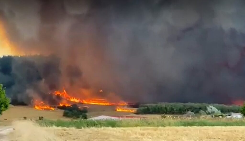 Φωτιά στον Έβρο: Μεγάλη αναζωπύρωση σε Λουτρά και Αγνάντια – Κάηκαν σπίτια και εκκλησίες σε δύο χωριά