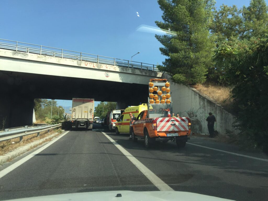 Ανάφλεξη ασθενοφόρου στον κόμβο Βελεστίνου- Επέβαινε πλήρωμα 3 ατόμων