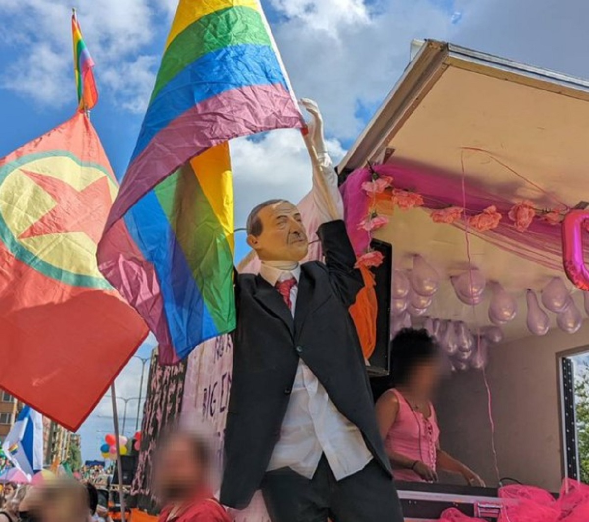 Τουρκία: Tο ομοίωμα Ερντογάν με σημαία των ΛΟΑΤΚΙ προκάλεσε αντιδράσεις – Νέος κύκλος αντιπαράθεσης με την Σουηδία